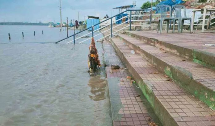Rising water level in Bhadrachalam