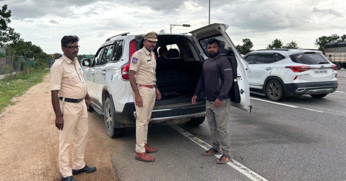 SI Arun Kumar inspecting vehicles
