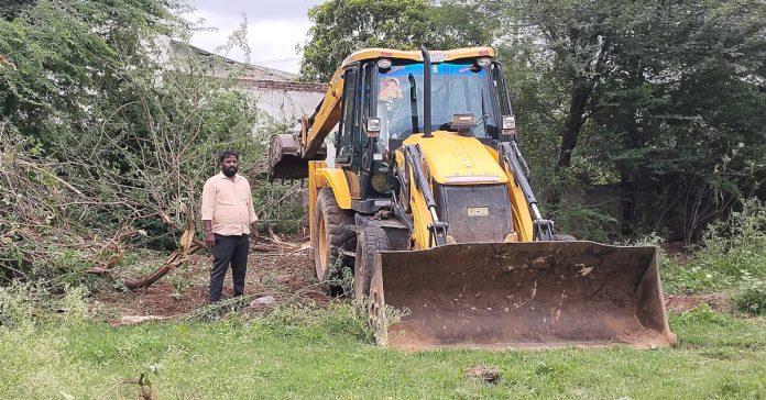 Saraswati Park cleaned.. Colony residents happy