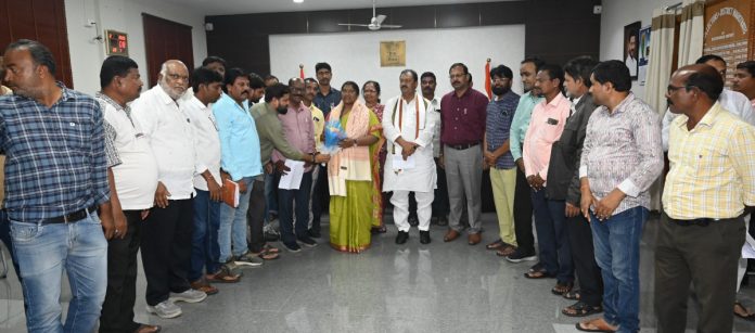 Seethakka Shabbir Ali assure on journalists house sites