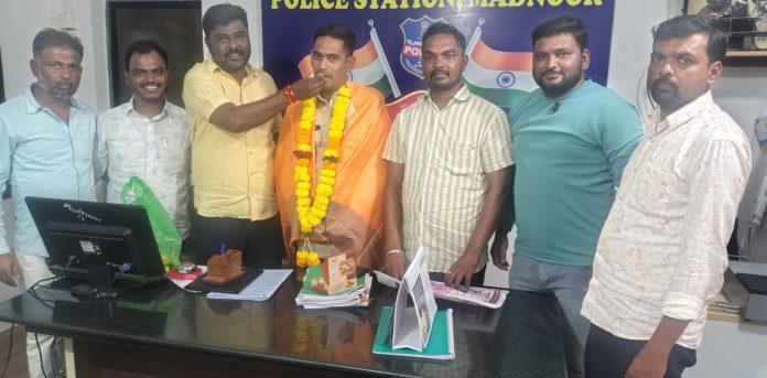 Siddappa Patel honours SI Vijay Konda