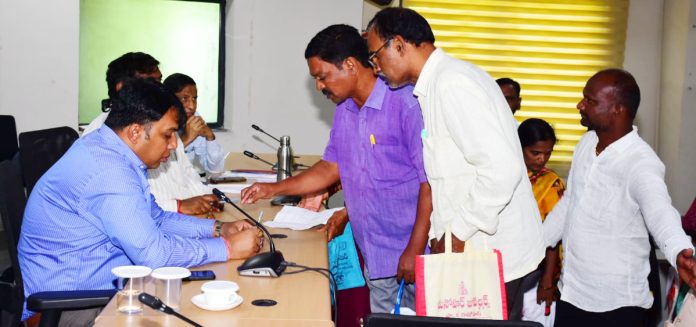 Solving problems through public opinion: Collector