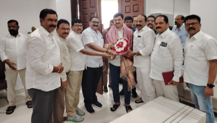 State District TGO Association employees meet Revenue Minister
