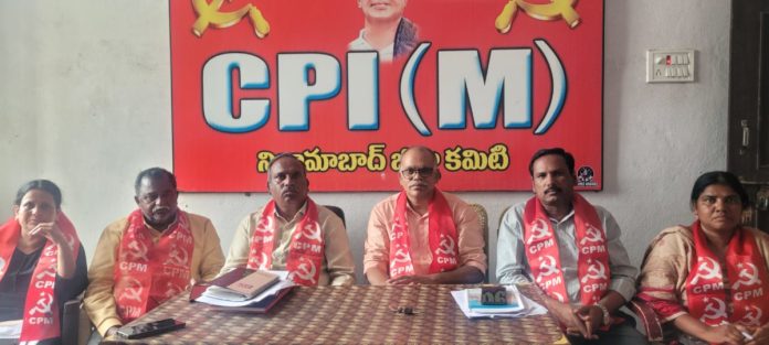 The central government should stop neglecting the problems of the farmers.