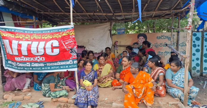 The problems of midday meal workers must be resolved.