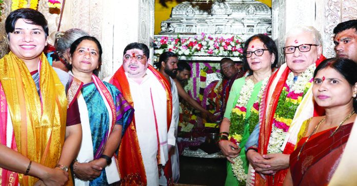 The Governor and his wife visited Sri Ujjain and Mahakali.