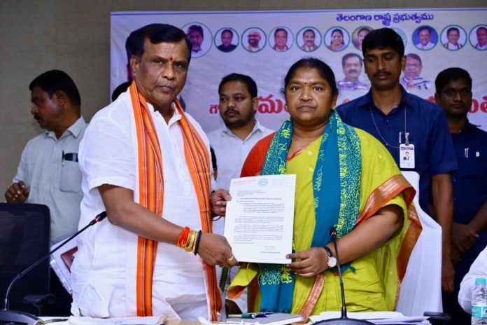 Urban MLA announces deadline to government in presence of minister