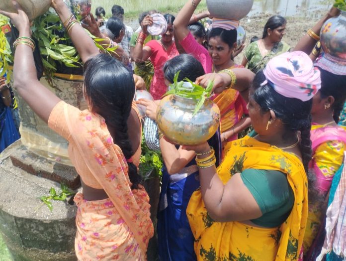 Water anointing of the navel stone to bring rain