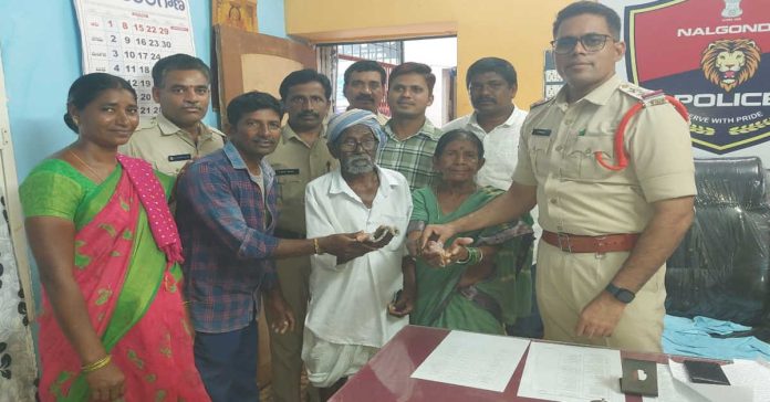 gold ornaments handed over