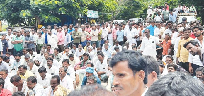 Seed cotton farmers' protest