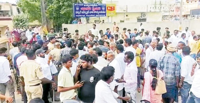 అశ్వారావుపేట పోలీస్‌ స్టేషన్‌ ఎదుట ఉద్రిక్తత