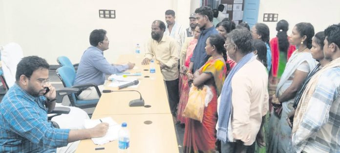 సంక్షేమ పథకాలు గిరిజనులకు అందాలి