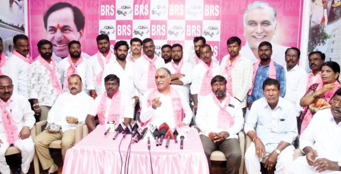 యూరియా కోసం రైతులతో పోలీసుల కాళ్లు మొక్కిస్తున్న సీఎం రేవంత్‌రెడ్డి