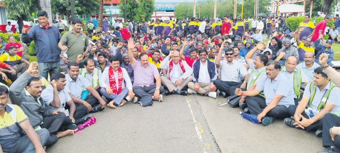 సీబీఎల్‌లో కాంట్రాక్ట్‌ కార్మికులకు రెగ్యులర్‌ డ్యూటీలు కల్పించాలి