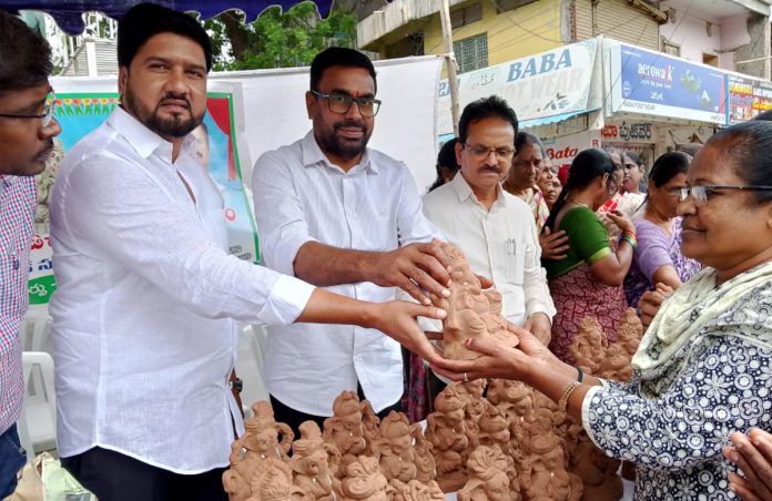 Additional Collector who distributed clay idols