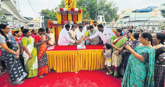 మదర్‌థెరిస్సా సేవలను స్ఫూర్తిగా తీసుకోవాలి