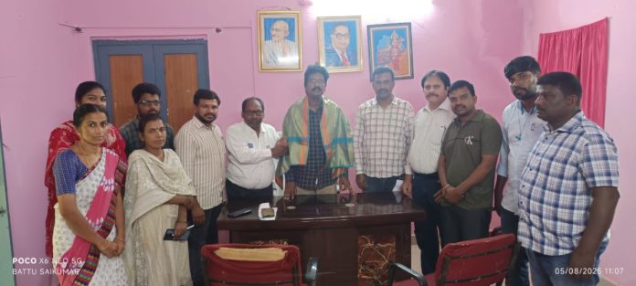 Atma Pidi Tirumala Prasad as Mandal Special Officer