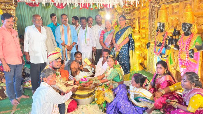 Beerla Ailayya blessed the bride and groom