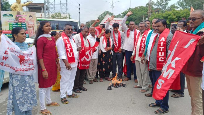 Burning of effigies of Modi and Amit Shah