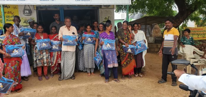Busireddy Pandana distributed lunch bags to women farm laborers