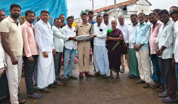 CI distributes microphone set to hometown