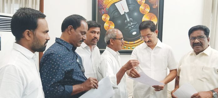 మీ సేవ ఉద్యోగులకు కనీస వేతనాలివ్వండి