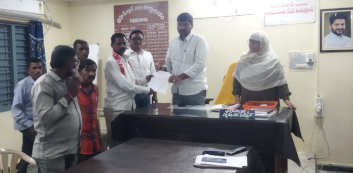 CPI(M) petition to Thorrur RDO Ganesh