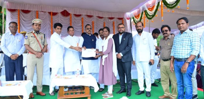 Cash award for Inter District Topper
