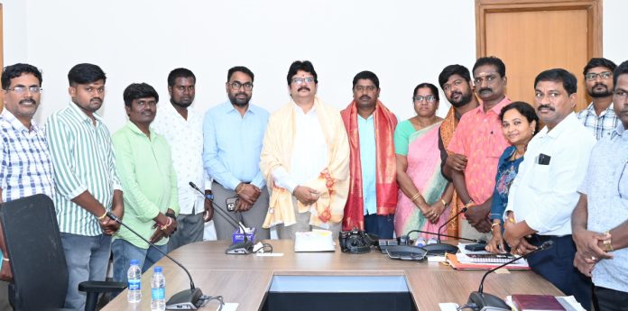 Collector honours photographers..
