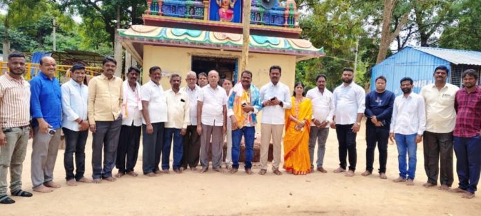 Congress leaders honour Dandu Ramesh