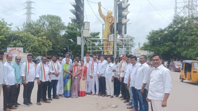 Congress leaders pay tribute to Rajiv Gandhi