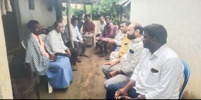 Congress leaders visit the families of the victims
