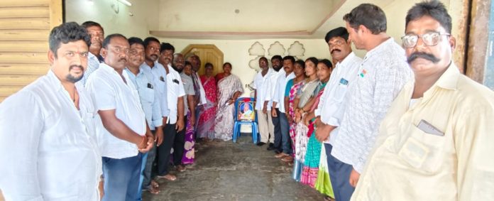 Congress will stand by its workers in difficult times: Minister Seethakka