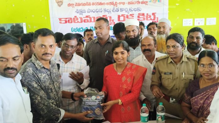 Distribution of Katamayya kits to Gowda brothers