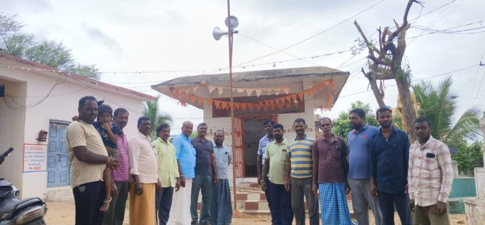 Distribution of microphone sets to the temple