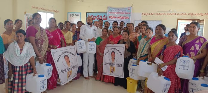 Distribution of water cans to women