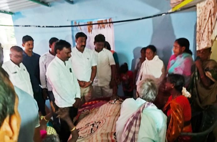Edella Yadava Reddy visited the family of the deceased.