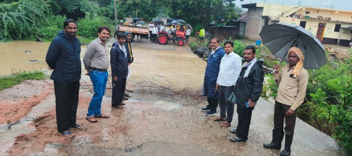 Effect of heavy rains.. Traffic to villages halted