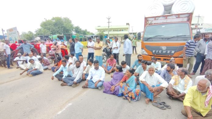 Farmers lined the road for urea
