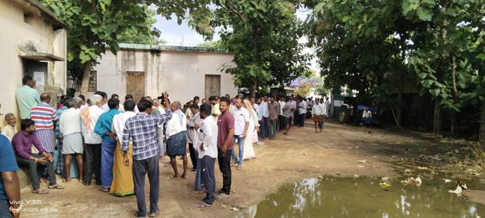 Farmers queue up for urea