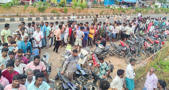 Farmers queue up for urea