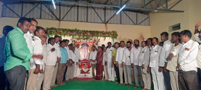 Former MLA Pailasekhar Reddy attended Comrade Venkatesh Yadavs Dashadinakarma..