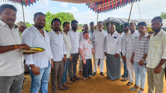 Former MLA Putta participating in Annadana program