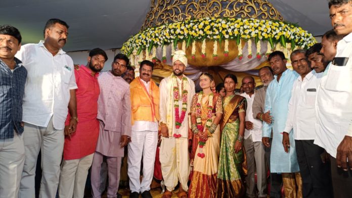 Former MLA Shinde attended the wedding ceremony..