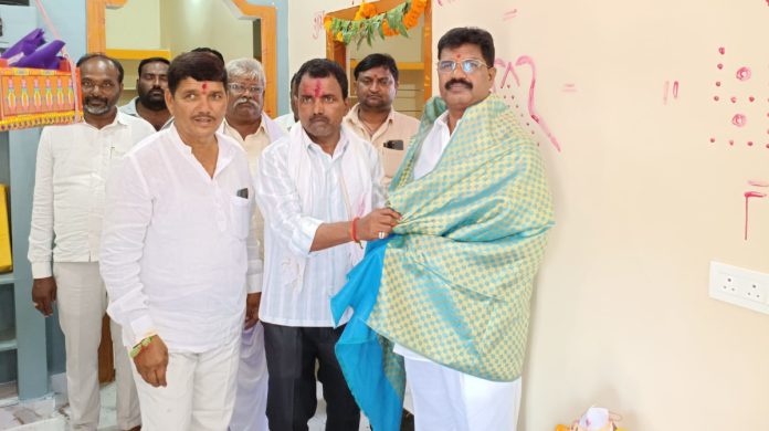 Former MLA Shinde participates in housewarming ceremony