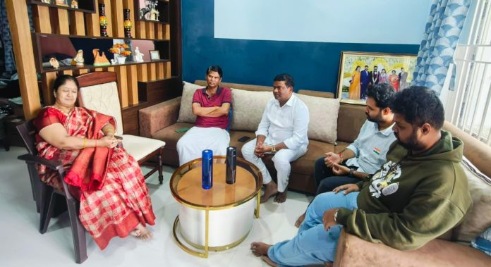 Former MLA visits former mayors husband Dandu Shekhar