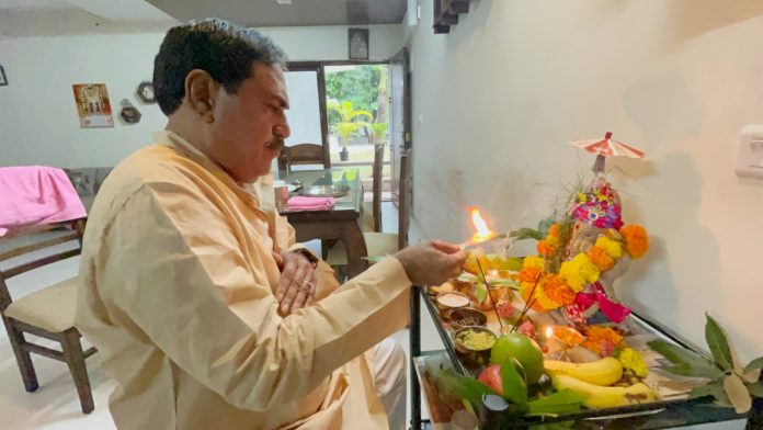 Former minister worships Lord Ganesha