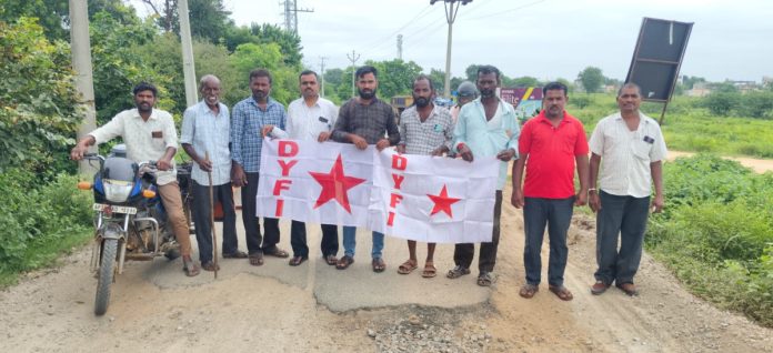 Hanmapuram-Anantaram road needs to be repaired.