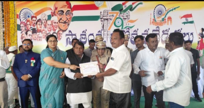 Head Constable receives commendation certificate