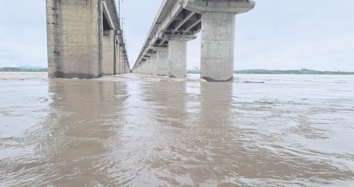 కొనసాగుతున్న వరద ఉధృతి